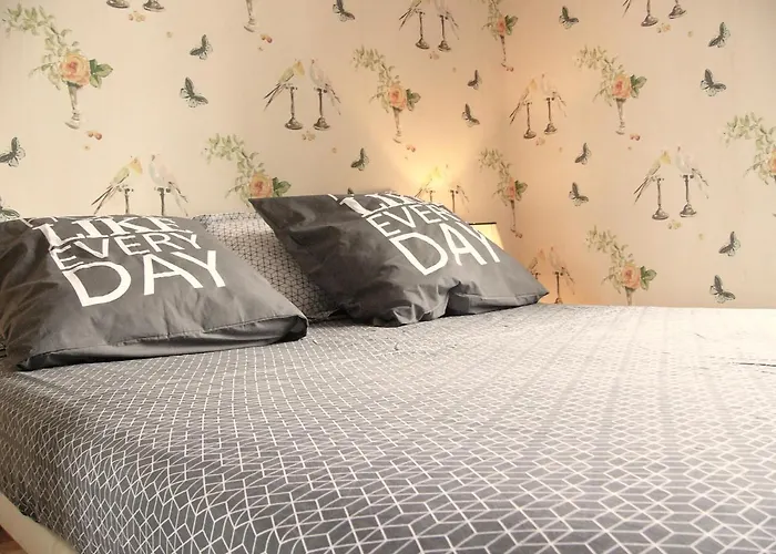 Maison Julien 3 * مينتون